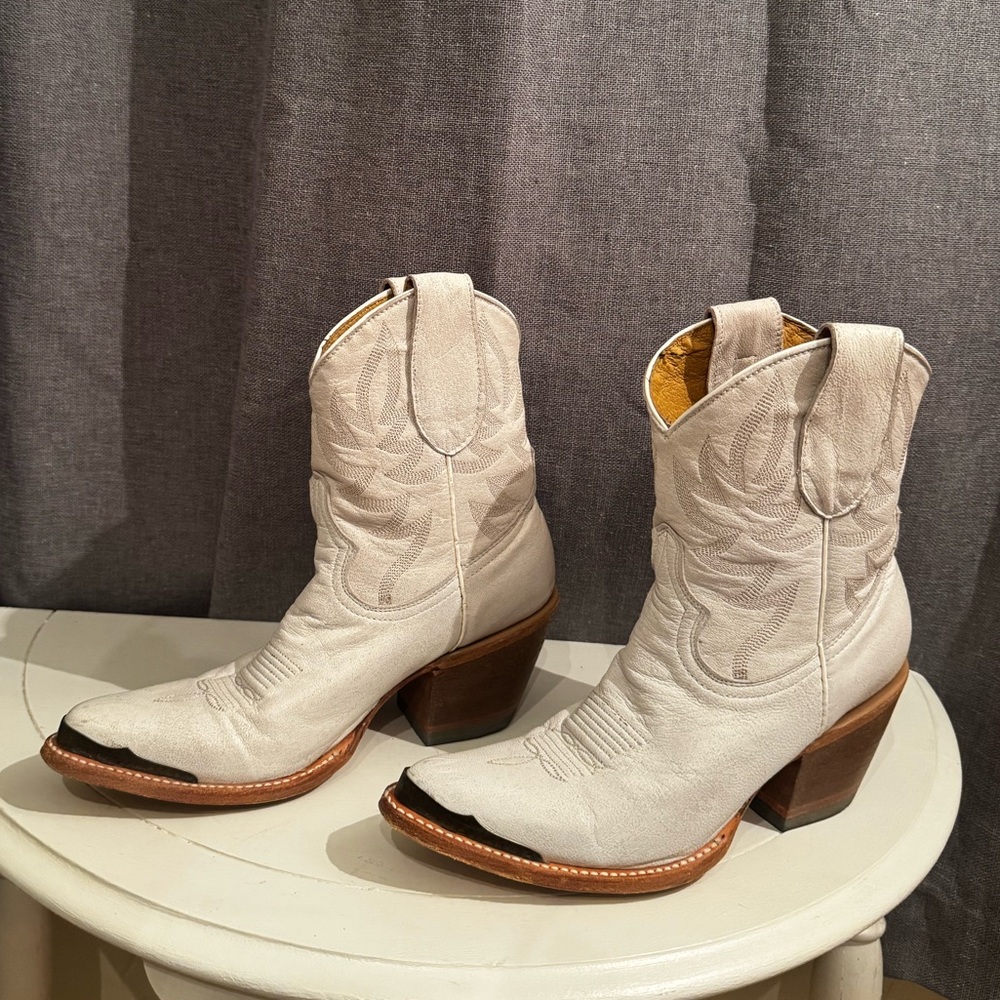 Idyllwind White Leather Western Ankle Boots women’s  7.5 with toe cap